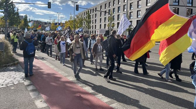 Baden-Württemberg steht auf Reutlingen Rund 300 Demonstranten zogen bei der Kundgebung von »Baden-Württemberg steht auf« durch Reutlingen.