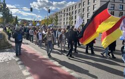 Rund 300 Demonstranten zogen bei der Kundgebung von »Baden-Württemberg steht auf« durch Reutlingen.