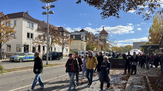 Demo Baden-Württemberg steht auf Gegendemo Reutlingen Nach Polizeiangaben rund 70 Gegendemonstranten zogen einmal um die Altstadt. Hier der Start am ZOB.