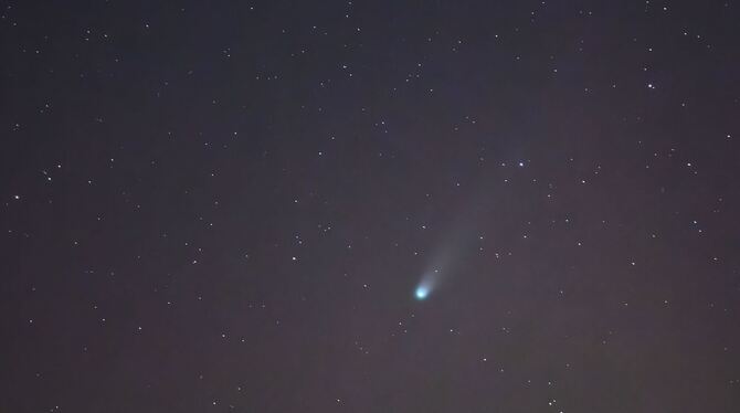 Komet Lemmon leuchtet am Nachthimmel Komet Lemmon leuchtet am Nachthimmel