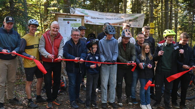 Der Mössinger Mountainbike-Trail ist eröffnet: Rechts, mit Helm, Initiator Jakob Schill. Dritter von links: TV Belsen-Vorstand K