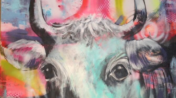 Bild »Hüttengaudi« von Claudia Haussmann Mit großen verträumten Augen blickt die Kuh in Claudia Haussmanns Acylgemälde »Hüttengaudi« in die Welt.