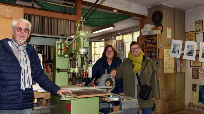 Peter Häußler, Sabine Heid und Birgit Hartstein (von links) vom Organisationsteam stellten ihre Kunst in einer alten Schreinerei