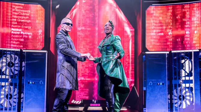 Musical Queen Brian May »We Will Rock You« Der Pop-Überwachungsstaat: Killer Queen (Aisata Blackman) und Polizeichef ZuckerMusk (Christian Schöne).