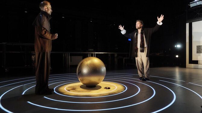 Große Physik: Magnus Pflüger und David Liske in »Leben des Galilei«.