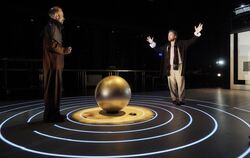 Große Physik: Magnus Pflüger und David Liske in »Leben des Galilei«.