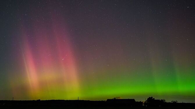 Polarlicht und Komet leuchten am Nachthimmel Polarlicht und Komet leuchten am Nachthimmel