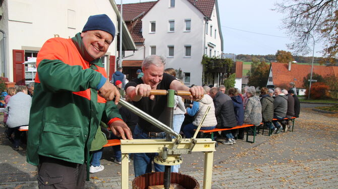 Museklkraft war in Kohlstetten gefragt, damit aus Äpfeln frischer Saft entstehen konnte.