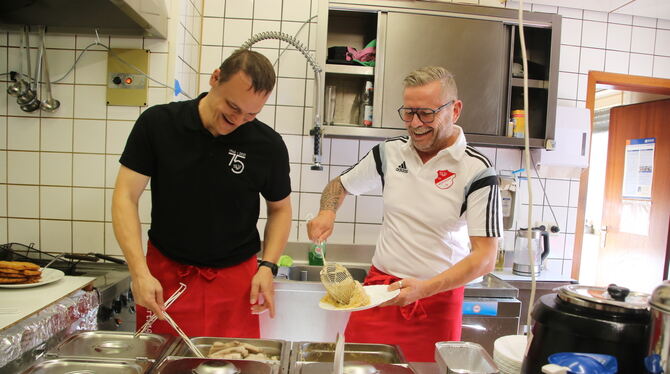 Küche statt Kicken: Die Fußballer des SV Würtingen waren im Sprtheim für die Schlachtplatte verantwortlich.