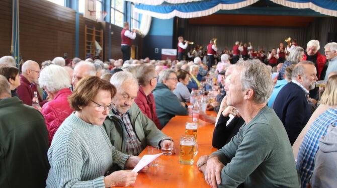 Volles Haus in der Gemeindehalle bei der Kirbe der Trachtenkapelle Würtingen.