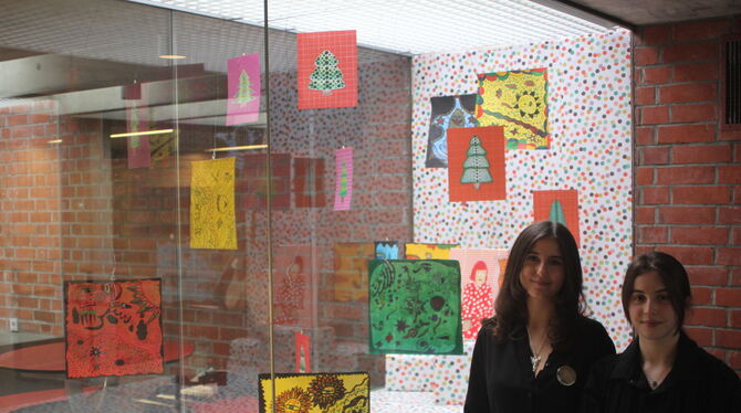 Vernissage, Friedrich-List-Schule, Mössingen Kunstexpertinnen: Emilia Ziegler (links) und Elif Yonat vor der Vitrine, die der japanischen Künstlerin Yayoi Kusama gewidmet wu