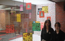 Kunstexpertinnen: Emilia Ziegler (links) und Elif Yonat vor der Vitrine, die der japanischen Künstlerin Yayoi Kusama gewidmet wu