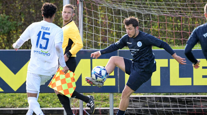 wfv / Fussball / Maenner / Verbandsliga / VL / 10.Ligaspieltag / Saison 2025/26 Erzielt sein drittes Saisontor: Young-Boys-Schienenspieler Albert Silov (rechts).