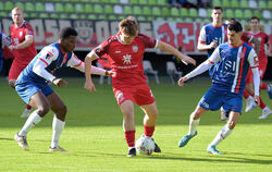 Die SSV-Offensivabteilung um Tom Ruzicka (am Ball) trifft das Tor trotz zahlreicher Chancen nicht.