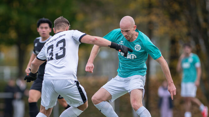 Fussball, Bezirksliga Alb Nico Coconcelli (am Ball) und seine Dettinger verlieren gegen Walddorf um Florian Komenda.