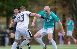 Nico Coconcelli (am Ball) und seine Dettinger verlieren gegen Walddorf um  Florian Komenda.