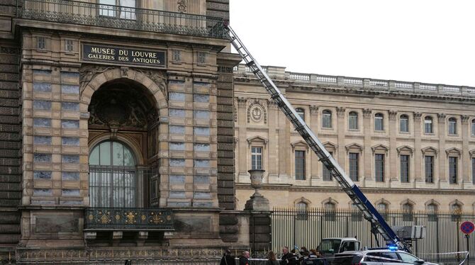 Einbruch in Louvre in Paris Einbruch in Louvre in Paris