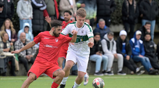 Melih Erborazan (links) vom Anadolu SV Reutlingen im Zweikampf mit dem Sondelfinger Patrick Allzeit.