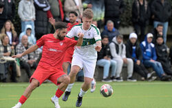 Melih Erborazan (links) vom Anadolu SV Reutlingen im Zweikampf mit dem Sondelfinger Patrick Allzeit.