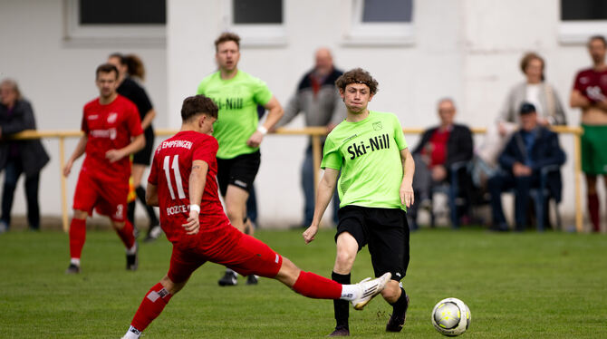 Max Bauknecht (rechts) und der SV Nehren ziehen gegen Spitzenreiter SG Empfingen um Denis Bozicevic den Kürzeren.  FOTO: ULMER/E