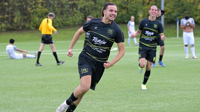 Mert Dökmen erzielt für die TuS Metzingen II gegen den FC Lichtenstein in der 90. Minute das Siegtor. FOTO: BAUR Mert Dökmen erzielt für die TuS Metzingen II gegen den FC Lichtenstein in der 90. Minute das Siegtor. FOTO: BAUR