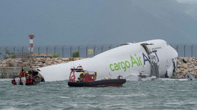 Jumbo-Jet rutscht über Landebahn in Hongkong