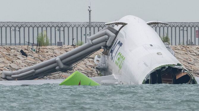 Jumbo-Jet rutscht über Landebahn in Hongkong