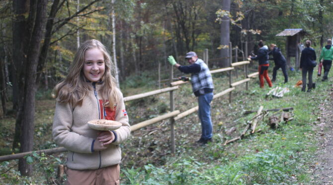 Lotta Kobbelt (links) fand einen riesigen Parasol-Pilz im Wald. Aus der Bildmitte grüßt Kirchentellinsfurts Bürgermeister Bernd