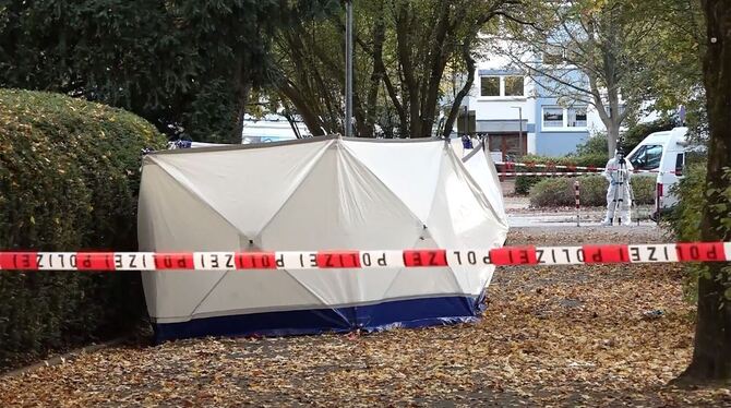 30-jährige Frau in Bremen getötet - Sohn verletzt 30-jährige Frau in Bremen getötet - Sohn verletzt