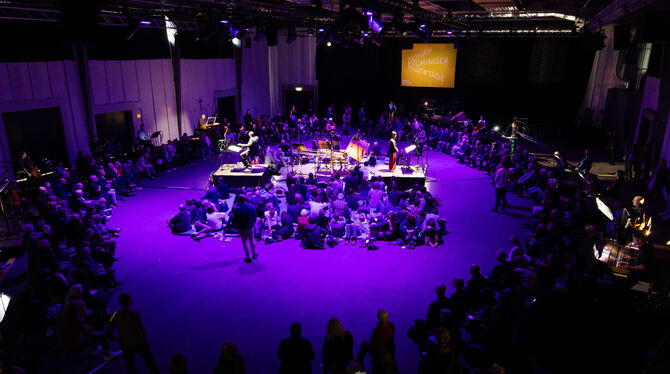 Musiktage-Besucher im Klang-Oval in der Aufführung von Hanna Eimermachers Performance »Aura« im Bartoksaal.