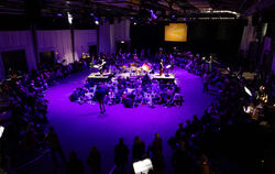 Musiktage-Besucher im Klang-Oval in der Aufführung von Hanna Eimermachers Performance »Aura« im Bartoksaal.