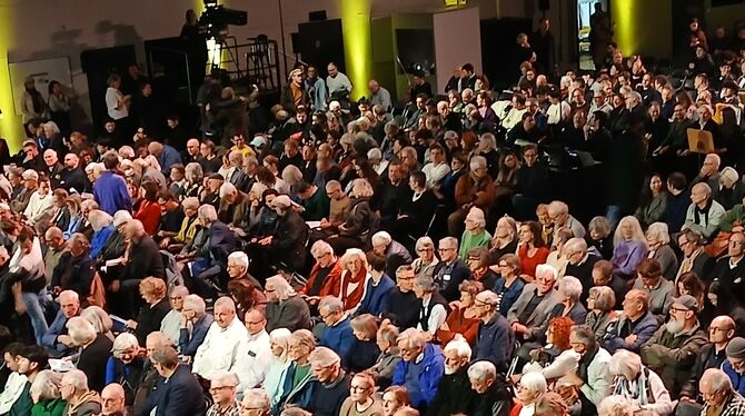 Dicht gedrängt auf Plastikstühlen: Das Publikum beim Eröffnungskonzert in der ausverkauften Baarsporthalle.