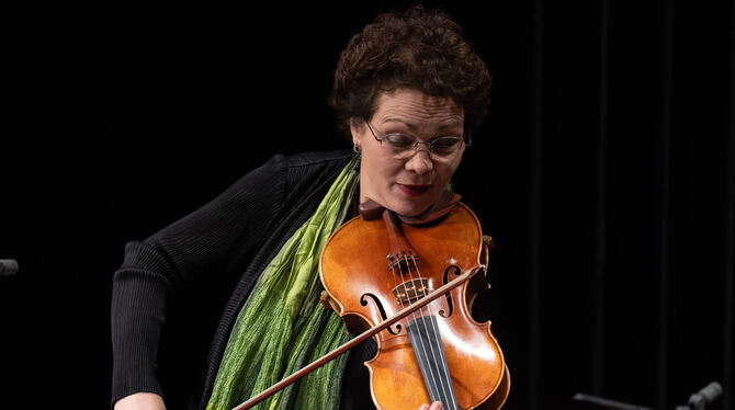 Tabea Zimmermann an der Bratsche bei ihrem Donaueschingen-Debüt in »Tell Tales« von Georges Aperghis.