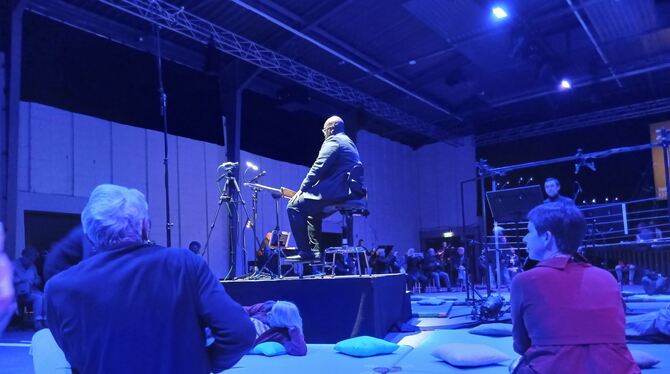 Raumklangspektakel in den Donauhallen mit Hanna Eimermachers Stück »Aura«: Auf dem Podest Vimbayi Kaziboni als einer von zwei Di