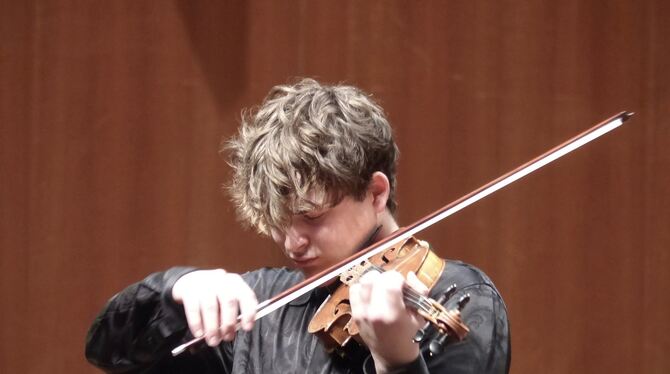 Erik Maier als Gastsolist der Jungen Sinfonie.