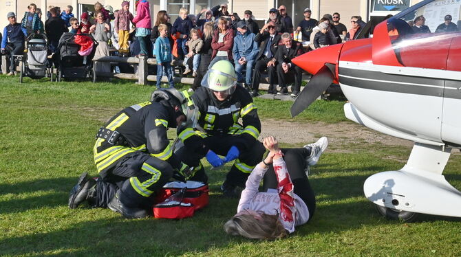 Den Arm vom laufenden Propeller erfasst: Eine von etlichen Szenarien der Mössinger Feuerwehrübung auf dem Farrenberg