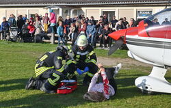 Den Arm vom laufenden Propeller erfasst: Eine von etlichen Szenarien der Mössinger Feuerwehrübung auf dem Farrenberg