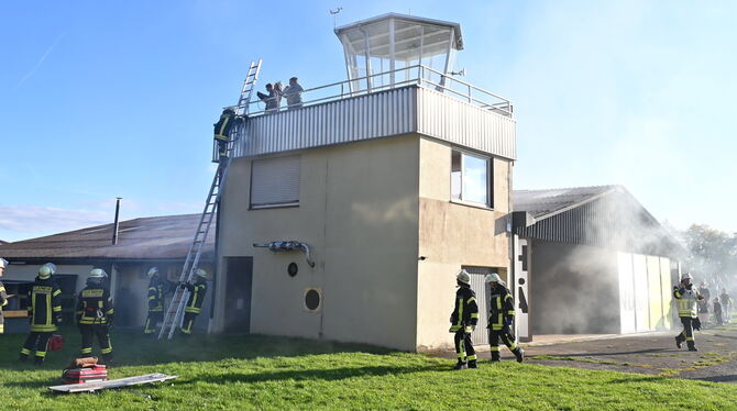 Rettung vom durch Feuer auf dem Tower eingeschlossenen Mimen auf dem Flugplatz