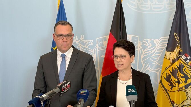 Pressekonferenz zur Ausreise einer Großfamilie nach Syrien Pressekonferenz zur Ausreise einer Großfamilie nach Syrien