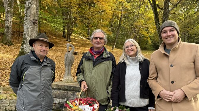Gruppenbild mit Reiher im Hintergrund, von links: Franz Georg Gaibler (Heimat- und Geschichtsverein), Wolf-Dieter Baumann (Jauch