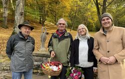 Gruppenbild mit Reiher im Hintergrund, von links: Franz Georg Gaibler (Heimat- und Geschichtsverein), Wolf-Dieter Baumann (Jauch
