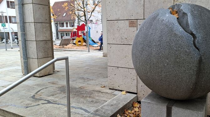 Am Metzinger Rathaus erinnert eine Weltkugel mit Riss und Bronzespuren an die Opfer der NS-Gewaltherrschaft. Die Skulptur des he