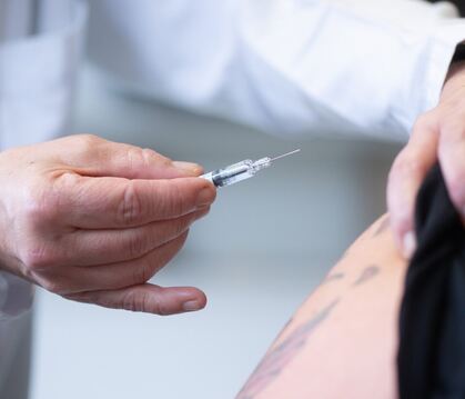 Die Ständige Impfkommission empfiehlt Menschen ab 60 Jahren und Erwachsenen mit Grunderkrankungen, im Herbst eine Auffrischimpfu