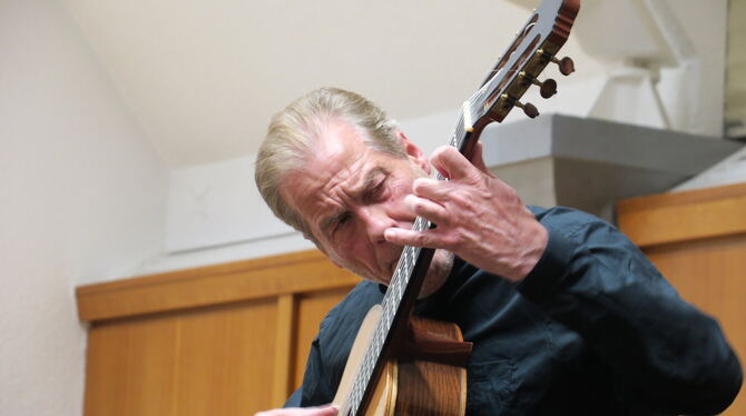 friedemann wuttke gitarre rathauskonzerte eningen ein brasilianer in paris foto akr Wohlkonturierte Tongestaltung: Friedemann Wuttke beim Eninger Rathauskonzert.