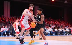 Topscorer der Partie: Tübingens Bernard Pelote (rechts).