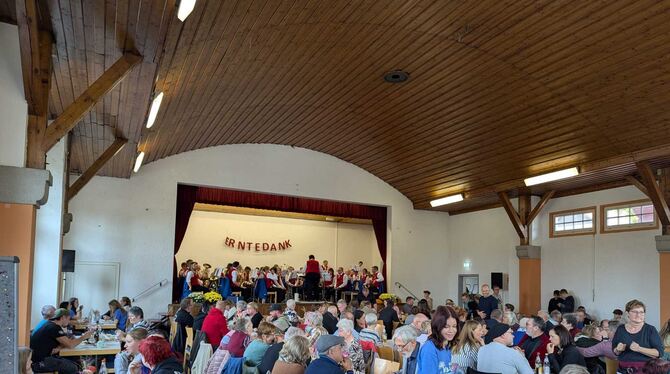 Die Gäste genossen Musik, Essen und Unterhaltung bei der Kirbe. FOTO: KIRCHE Die Gäste genossen Musik, Essen und Unterhaltung bei der Kirbe. FOTO: KIRCHE