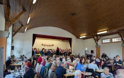 Die Gäste genossen Musik, Essen und Unterhaltung bei der Kirbe.  FOTO: KIRCHE