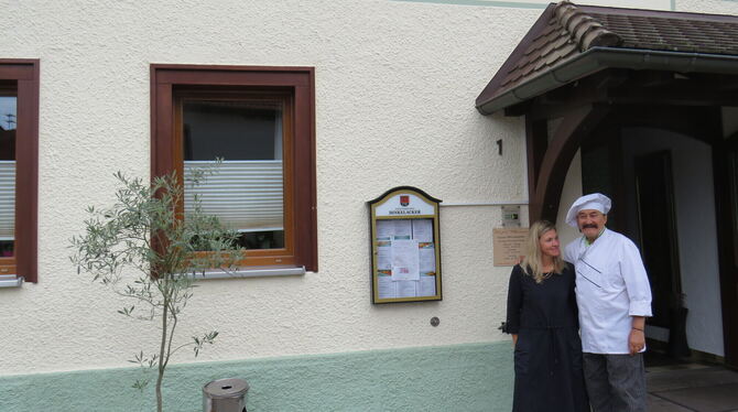Bozena und Giuseppe Amodio vor ihrem Traum-Gasthaus.  FOTOS: BARTH