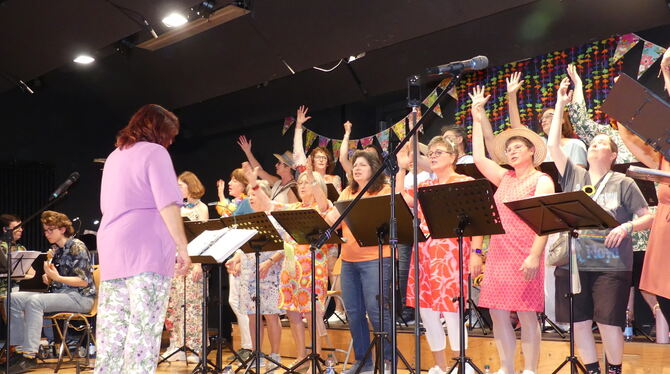 Sommerlaune verbreitete der Eintrachtchor Wannweil auf der Bühne und eine herbstliche Kürbissuppe passte gut zum Wetter. FOTO: S Sommerlaune verbreitete der Eintrachtchor Wannweil auf der Bühne und eine herbstliche Kürbissuppe passte gut zum Wetter. FOTO: S