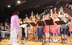 Sommerlaune verbreitete der Eintrachtchor Wannweil auf der Bühne und eine herbstliche Kürbissuppe passte gut zum Wetter. FOTO: S